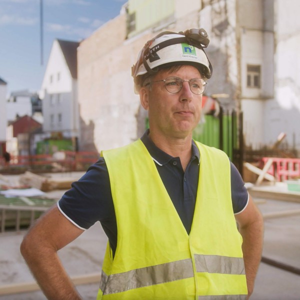 Bauleiter von nesseler bau auf aktiver Baustelle erzählt von seinen Erfahreungen mit der Baustellenmanagement Software.
